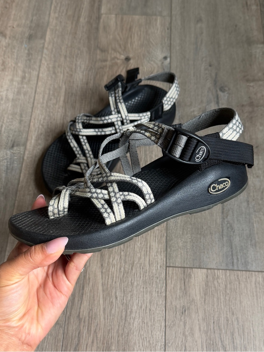 Chaco ZX2 Woven Strap Sport Sandals in Black and White Size 6